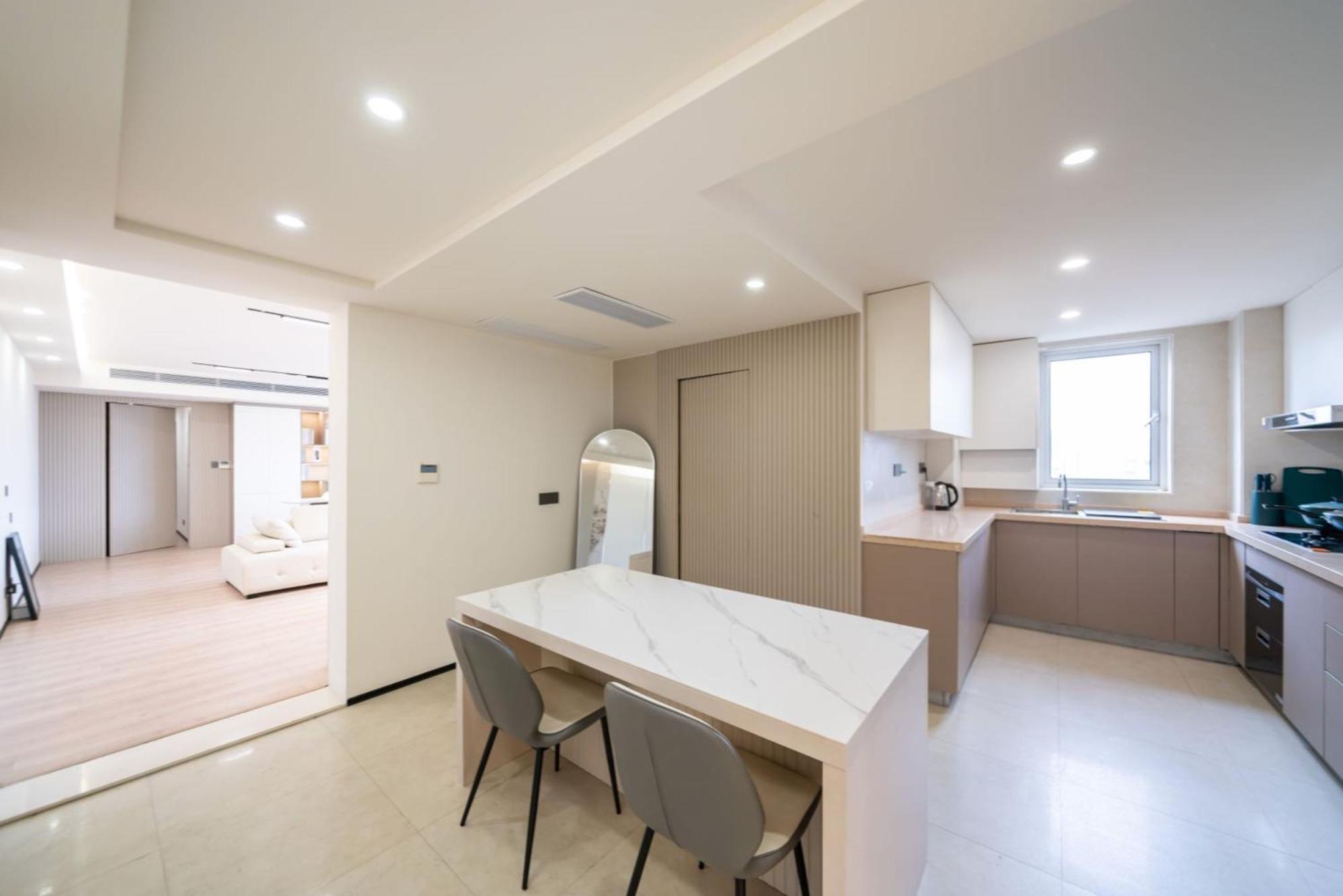 Apartment Pure Home-luxurious Grand Penthouse In Core,large Area,close To Yu Garden The Bund People Square Commanding Panoramic Night Of The Pearl Tower,enjoying The Stunning Views Of The Bund