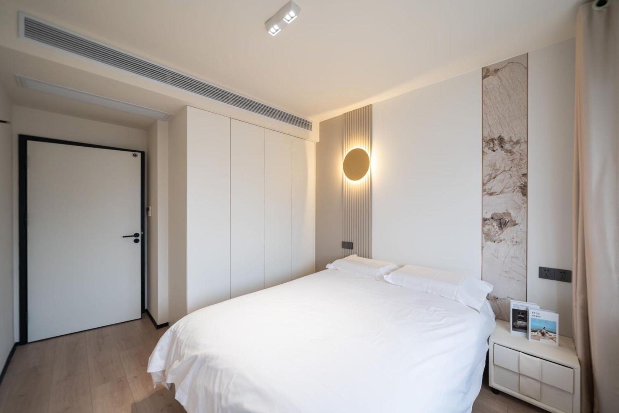 Apartment Pure Home-luxurious Grand Penthouse In Core,large Area,close To Yu Garden The Bund People Square Commanding Panoramic Night Of The Pearl Tower,enjoying The Stunning Views Of The Bund Shanghai