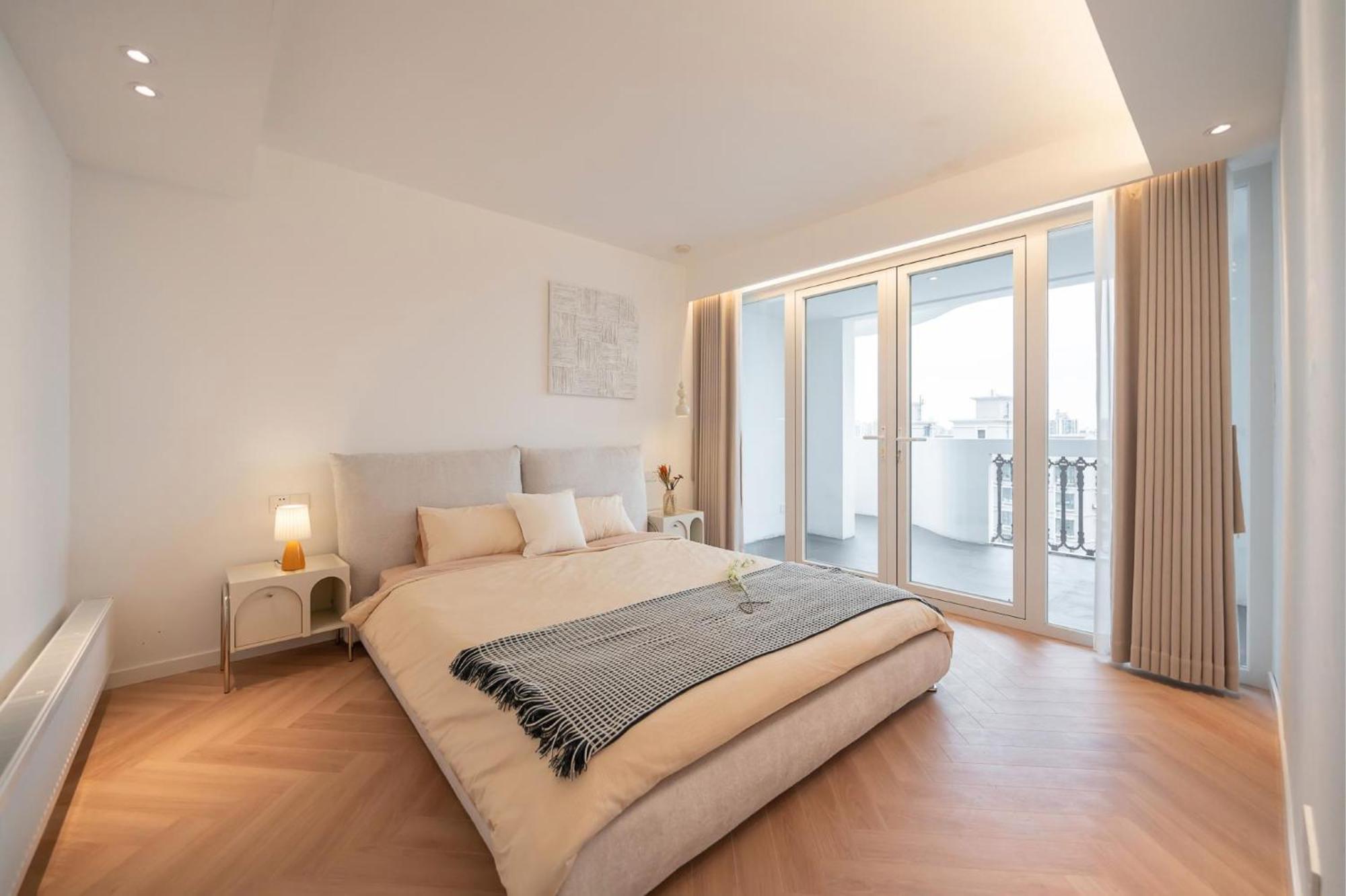 Apartment Pure Home-luxurious Grand Penthouse In Core,large Area,close To Yu Garden The Bund People Square Commanding Panoramic Night Of The Pearl Tower,enjoying The Stunning Views Of The Bund *