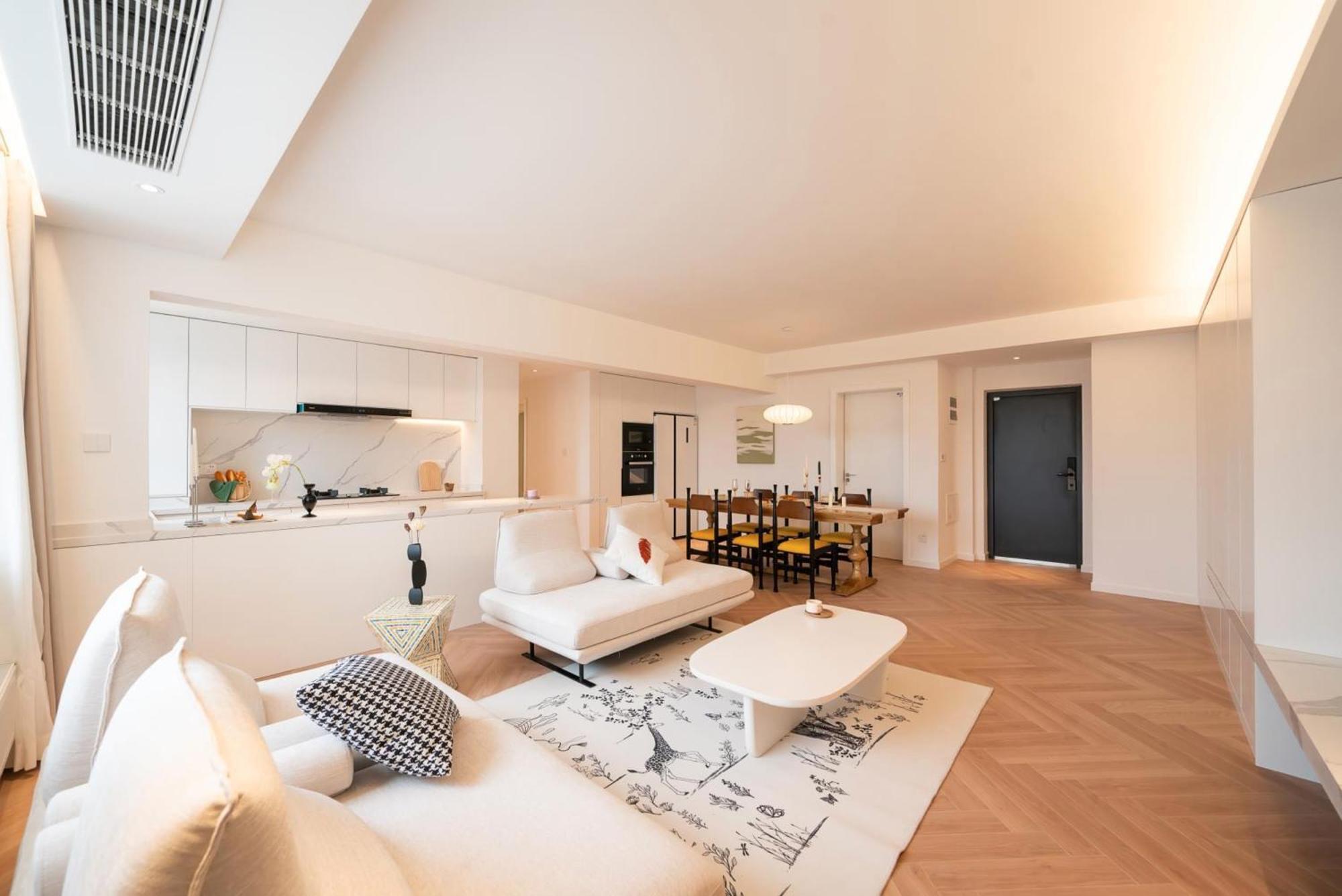 Pure Home-luxurious Grand Penthouse In Core,large Area,close To Yu Garden The Bund People Square Commanding Panoramic Night Of The Pearl Tower,enjoying The Stunning Views Of The Bund *